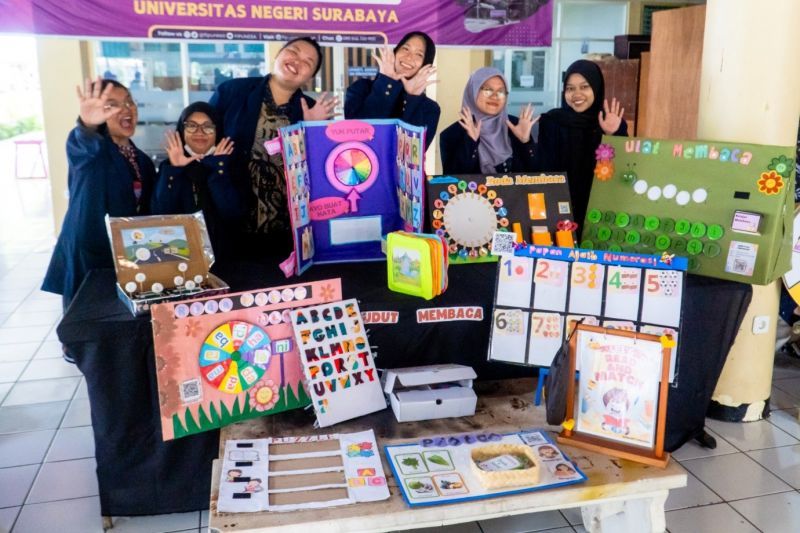 Kelompok mahasiswa angkatan 2023 Prodi S-1 PG-PAUD menunjukkan inovasi media edukasi dalam Festival Eksplorasi Literasi Nusantara 2025.