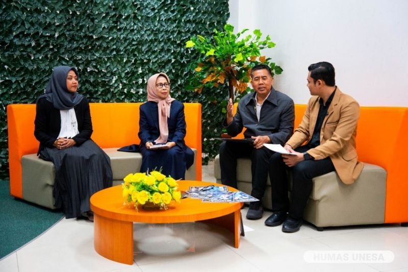 Direktur Transformasi Pendidikan dan Teknologi Pembelajaran, Fida Rachmadiarti (dua dari kiri); Direktur Humas dan Informasi Publik, Vinda Maya Setianingru (kiri); dan Kasubdit Penerimaan dan Kelulusan Mahasiswa atau Admisi Unesa, Sukarmin (dua dari kanan), sebagai narasumber sosialisasi bertajuk Unesa Virtual Campus Expo (UVCE), ditemani moderator Mufti Isror Alfarobby (kanan).