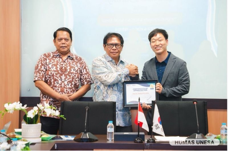 Bambang Sigit Widodo, Wakil Rektor III Unesa (kiri); dan Kepala Sub Direktorat Pusat Unggulan Iptek Disabilitas, Budiyanto (tengah) menerima penghargaan dari Kim Kyung-Yeol, Yeongsan University (kanan).