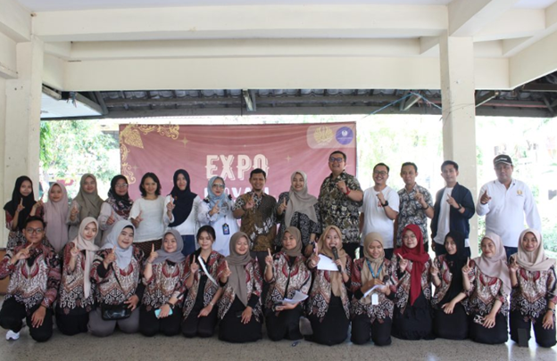 Koorprodi, dosen dan mahasiswa selingkung FIP dan UNESA hadiri Expo Inovasi Bahan Ajar PPKn Sekolah Dasar. 
