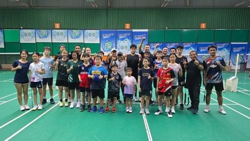 Tim dosen Vokasi UNESA bersama para seluruh atlet muda RBC Badminton, Damansara, Selangor, Malaysia. 